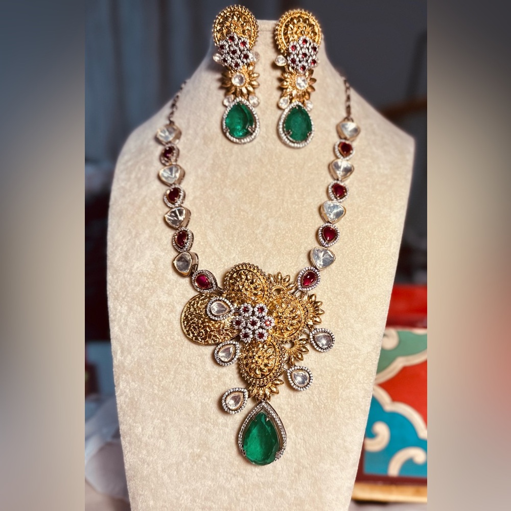 Elegant Gold and Green Necklace Set